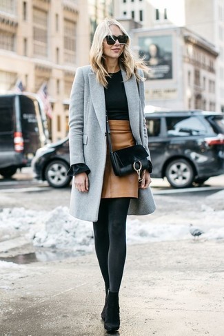 Comment porter un manteau gris: Choisis un manteau gris et une minijupe en cuir marron clair pour un look de tous les jours facile à porter. Une paire de bottines en daim noires est une option judicieux pour complèter cette tenue.