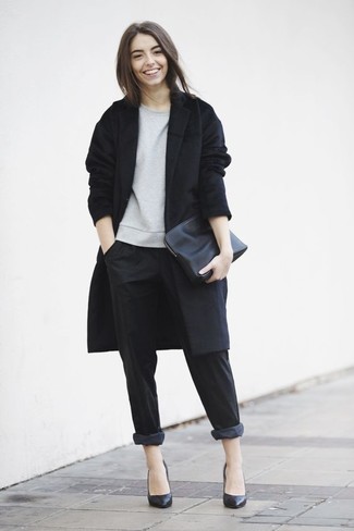 Tenue: Manteau noir, Pull à col rond gris, Pantalon chino noir, Escarpins en cuir noirs