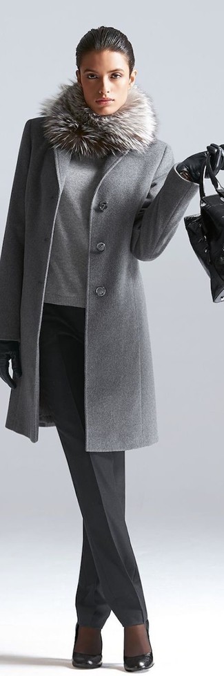 Comment porter des escarpins en cuir noirs quand il fait frais: Marie un manteau gris avec un pantalon de costume gris foncé si tu recherches un look stylé et soigné. Cet ensemble est parfait avec une paire de escarpins en cuir noirs.