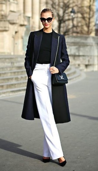 Comment porter un manteau bleu marine: Harmonise un manteau bleu marine avec un pantalon large blanc pour un look élégant et soigné. Cette tenue est parfait avec une paire de escarpins en daim noirs.