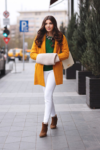 Comment porter un collier blanc: Pense à associer un manteau moutarde avec un collier blanc pour une impression décontractée. Une paire de bottines en daim marron est une option astucieux pour complèter cette tenue.