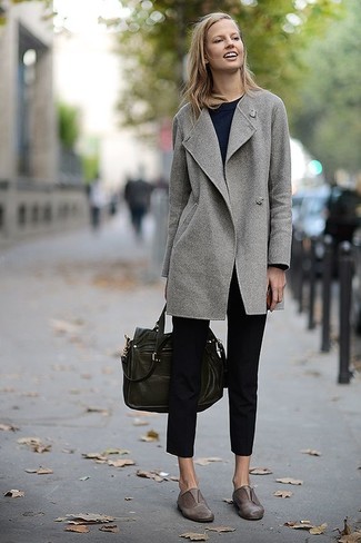 Comment porter des slippers en cuir gris: Essaie d'associer un manteau gris avec un pantalon slim noir pour un look idéal au travail. Termine ce look avec une paire de slippers en cuir gris.
