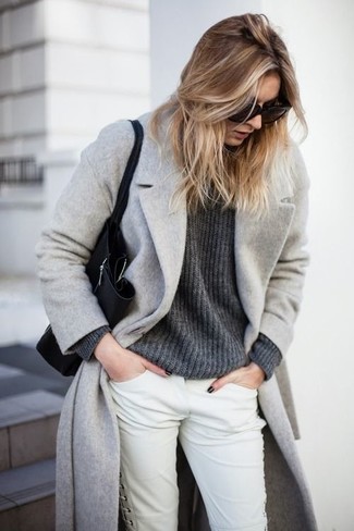 Comment porter un pantalon slim blanc: Un manteau gris et un pantalon slim blanc sont un choix de tenue idéale à avoir dans ton arsenal.