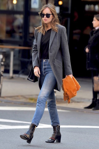 Marie un manteau gris foncé avec un jean skinny bleu pour achever un look chic. Une paire de des bottines en cuir noires est une option génial pour complèter cette tenue.