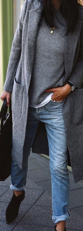 Comment porter un pull à col rond gris: Marie un pull à col rond gris avec un jean boyfriend bleu pour une tenue idéale le week-end. Complète ce look avec une paire de bottines chelsea en daim noires.