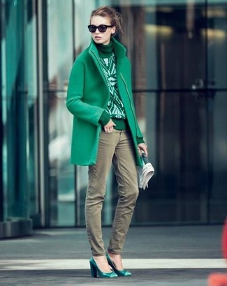 Comment porter des escarpins olive: Marie un manteau vert avec un jean skinny olive pour obtenir un look relax mais stylé. Une paire de escarpins olive est une option judicieux pour complèter cette tenue.