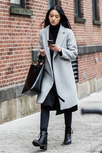 Tenue: Manteau gris, Pull à col roulé noir, Jean skinny noir, Bottines en cuir noires