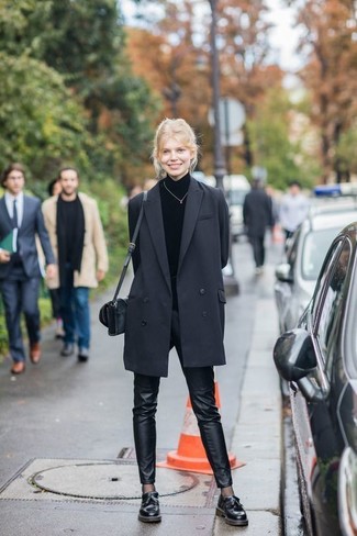 Comment porter un jean skinny en cuir noir: Pense à harmoniser un manteau noir avec un jean skinny en cuir noir pour achever un look chic. Cette tenue se complète parfaitement avec une paire de mocassins à pampilles en cuir noirs.