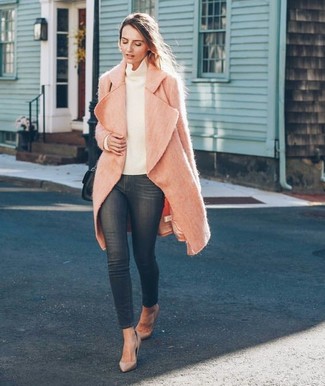 Comment porter un jean skinny gris foncé pour un style elégantes: Associe un manteau duveteux rose avec un jean skinny gris foncé pour une tenue raffinée mais idéale le week-end. Cette tenue se complète parfaitement avec une paire de escarpins en cuir beiges.