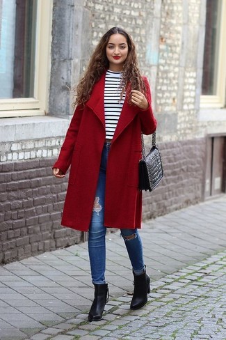 Comment porter un jean skinny déchiré bleu: Associe un manteau rouge avec un jean skinny déchiré bleu pour achever un style chic et glamour. Une paire de bottines en cuir noires est une option parfait pour complèter cette tenue.