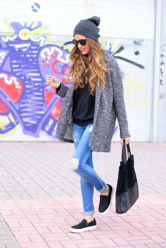 Comment porter un jean skinny bleu clair: Opte pour un manteau gris avec un jean skinny bleu clair pour achever un look chic. Jouez la carte décontractée pour les chaussures et opte pour une paire de baskets à enfiler noires.