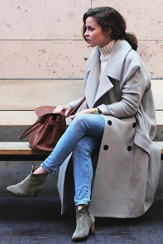 Comment porter un manteau gris foncé: Essaie d'harmoniser un manteau gris foncé avec un jean skinny bleu pour une tenue confortable aussi composée avec goût. Complète ce look avec une paire de bottines en daim grises.