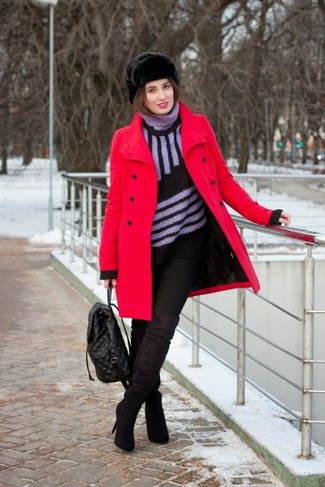 Tenue: Manteau rouge, Pull à col roulé à rayures verticales noir, Jean skinny noir, Cuissardes en daim noires