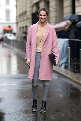 Comment porter des collants gris: Porte un manteau rose et des collants gris pour créer un look génial et idéal le week-end. Une paire de bottines en cuir noires s'intégrera de manière fluide à une grande variété de tenues.