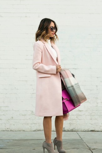 Comment s'habiller à 20 ans: Pense à associer un manteau rose avec une jupe crayon marron foncé pour dégager classe et sophistication. Une paire de des bottines en daim grises est une option avisé pour complèter cette tenue.