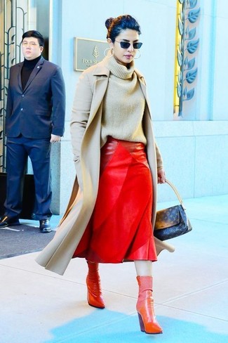 Comment porter une jupe: Pense à associer un manteau beige avec une jupe pour un look idéal au travail. Cet ensemble est parfait avec une paire de bottines en cuir rouges.