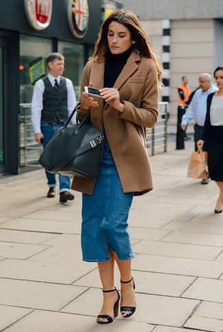 Comment porter une jupe mi-longue en denim bleue: Harmonise un manteau marron avec une jupe mi-longue en denim bleue pour dégager classe et sophistication. Une paire de sandales à talons en cuir noires est une option avisé pour complèter cette tenue.