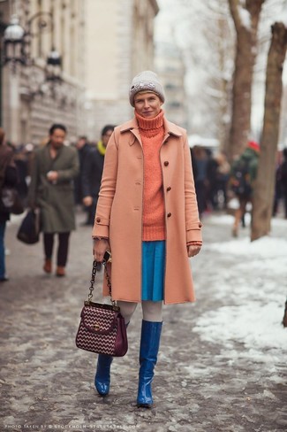 Comment porter un bonnet orné gris: Associe un manteau orange avec un bonnet orné gris pour une impression décontractée. Une paire de bottes hauteur genou en cuir bleues est une façon simple d'améliorer ton look.