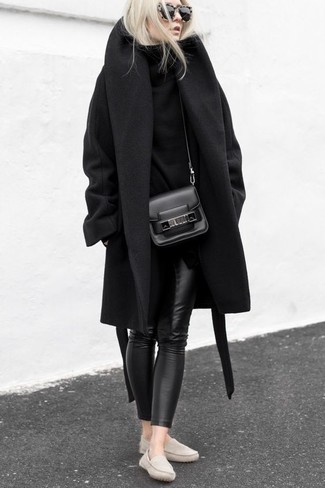 Comment porter des leggings noirs: Pense à opter pour un manteau noir et des leggings noirs pour affronter sans effort les défis que la journée te réserve. Une paire de mocassins en cuir beiges est une option judicieux pour complèter cette tenue.