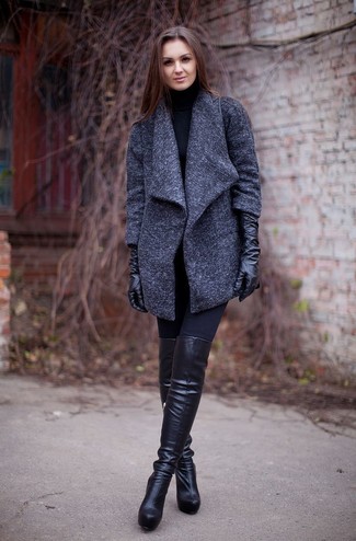 Tenue: Manteau gris foncé, Pull à col roulé noir, Leggings noirs, Cuissardes en cuir noires