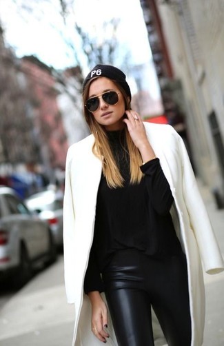Comment porter des leggings en cuir noirs: Pense à associer un manteau blanc avec des leggings en cuir noirs pour une tenue idéale le week-end.