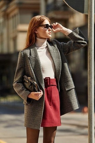 Comment porter un manteau en tweed: Pour créer une tenue idéale pour un déjeuner entre amis le week-end, pense à associer un manteau en tweed avec une minijupe en laine rouge.