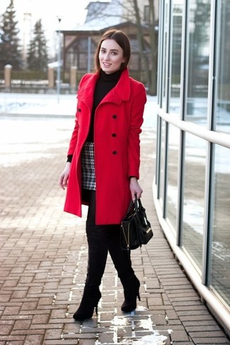 Comment porter une minijupe écossaise noire et blanche: Marie un manteau rouge avec une minijupe écossaise noire et blanche pour créer un style chic et glamour. Une paire de cuissardes en daim noires ajoutera de l'élégance à un look simple.