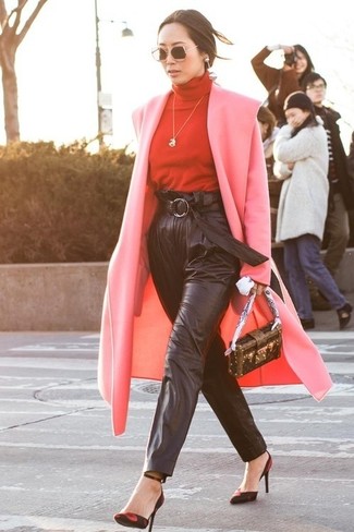Comment porter un pantalon carotte en cuir noir: Porte un manteau rose et un pantalon carotte en cuir noir pour un ensemble de bureau stylé. Cette tenue est parfait avec une paire de escarpins en daim rouge et noir.