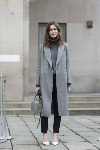 Comment porter un sac à main en cuir argenté: Pense à associer un manteau gris avec un sac à main en cuir argenté pour une tenue relax mais stylée. Une paire de escarpins en cuir blancs est une option avisé pour complèter cette tenue.