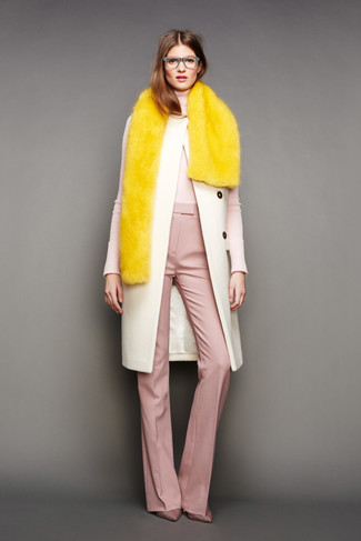 Comment porter un pull à col roulé beige: Porte un pull à col roulé beige et un pantalon large rose pour un ensemble de bureau stylé. Assortis ce look avec une paire de escarpins en toile écossais roses.