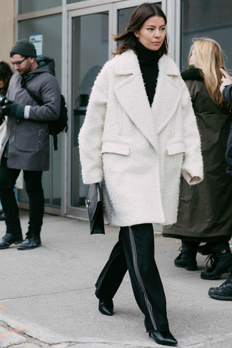 Comment porter un manteau bouclé blanc: Associe un manteau bouclé blanc avec un pantalon large noir pour se sentir en toute confiance et être à la mode. Complète ce look avec une paire de bottines en cuir noires.