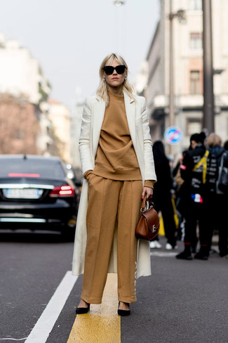 Comment porter un cartable en cuir marron: Associe un manteau blanc avec un cartable en cuir marron pour une tenue relax mais stylée. Une paire de escarpins en daim noirs est une option génial pour complèter cette tenue.