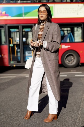 Comment porter des bottines en cuir marron foncé: Pense à harmoniser un manteau écossais marron avec un pantalon large en denim blanc pour un look élégant et soigné. Une paire de bottines en cuir marron foncé est une option judicieux pour complèter cette tenue.