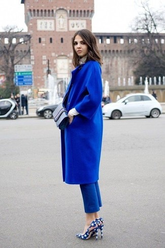 Comment porter un pantalon slim bleu: Harmonise un manteau bleu avec un pantalon slim bleu pour dégager classe et sophistication. Termine ce look avec une paire de escarpins en cuir découpés blanc et bleu.