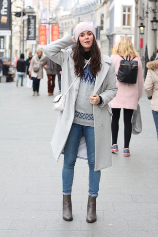 Comment porter un manteau gris: Marie un manteau gris avec un jean skinny bleu pour une tenue confortable aussi composée avec goût. Termine ce look avec une paire de bottines en cuir grises.