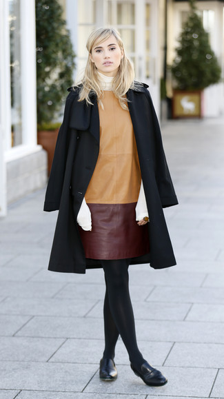 Tenue de Suki Waterhouse: Manteau noir, Pull à col roulé blanc, Robe droite en cuir marron clair, Slippers en cuir noirs