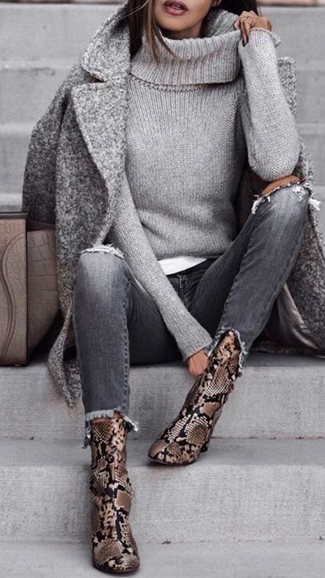 Comment s'habiller quand il fait frais: Harmonise un manteau gris avec un jean déchiré gris pour obtenir un look relax mais stylé. Cette tenue est parfait avec une paire de des bottines en cuir imprimées serpent marron.