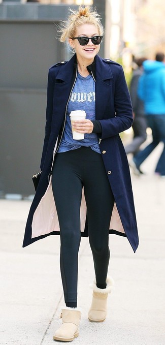 Tenue de Gigi Hadid: Manteau bleu marine, Pull à fermeture éclair noir, T-shirt à col rond imprimé bleu, Leggings noirs