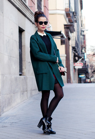Comment porter une minijupe rouge: Opte pour un manteau vert foncé avec une minijupe rouge pour obtenir un look relax mais stylé. Une paire de bottines en cuir noires est une option astucieux pour complèter cette tenue.