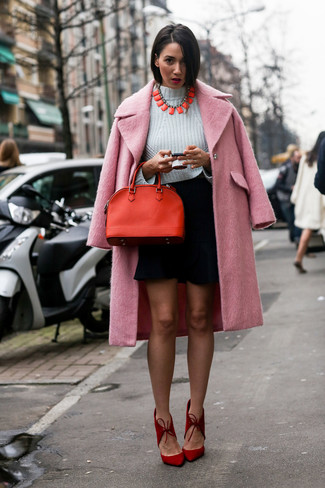 Comment porter un collier orange: Si tu es une fille plutôt “jean t-shirt”, tu vas aimer le combo simple d'un manteau rose et d'un collier orange. Complète ce look avec une paire de escarpins en daim rouges.