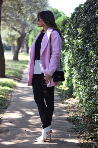 Comment porter un jean déchiré noir: Essaie d'associer un manteau rose avec un jean déchiré noir pour une tenue idéale le week-end. Une paire de escarpins en cuir blancs s'intégrera de manière fluide à une grande variété de tenues.