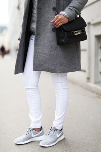 Comment porter un pull surdimensionné en tricot gris: Harmonise un pull surdimensionné en tricot gris avec un jean skinny blanc pour un look confortable et décontracté. Tu veux y aller doucement avec les chaussures? Choisis une paire de chaussures de sport grises pour la journée.