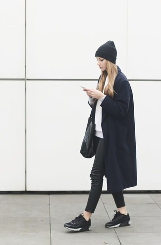 Comment porter des chaussures de sport noires et blanches: Marie un manteau bleu marine avec un jean skinny noir pour achever un style chic et glamour. Si tu veux éviter un look trop formel, opte pour une paire de chaussures de sport noires et blanches.
