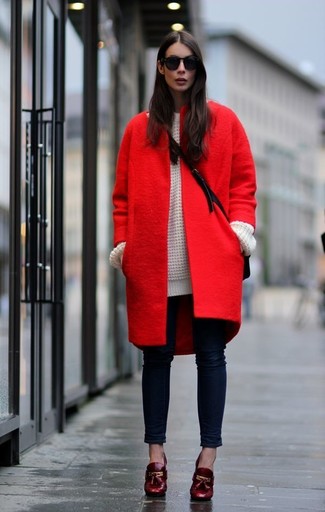 Comment porter des bottines rouges: Pense à harmoniser un manteau rouge avec un jean skinny bleu marine pour une tenue confortable aussi composée avec goût. Une paire de bottines rouges est une option génial pour complèter cette tenue.