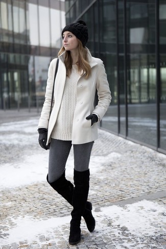 Comment porter des gants en cuir noirs: Marie un manteau blanc avec des gants en cuir noirs pour un look idéal le week-end. Une paire de cuissardes en daim noires est une façon simple d'améliorer ton look.