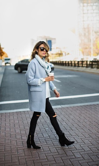 Comment porter un jean skinny déchiré noir: Essaie de marier un manteau bleu clair avec un jean skinny déchiré noir pour affronter sans effort les défis que la journée te réserve. Une paire de bottines en daim noires est une option avisé pour complèter cette tenue.
