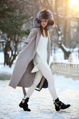 Comment porter un chapeau de fourrure gris: Associe un manteau gris avec un chapeau de fourrure gris pour créer un look génial et idéal le week-end. Une paire de bottines en cuir découpées noires est une option parfait pour complèter cette tenue.