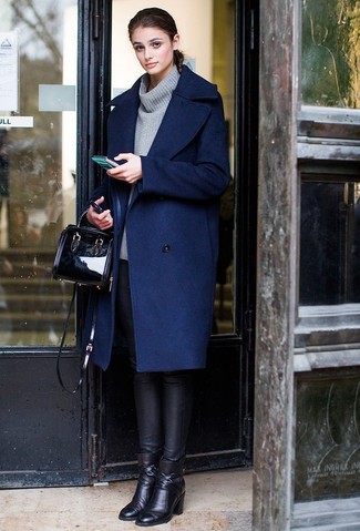 Comment porter un sac à main en cuir noir: Porte un manteau bleu marine et un sac à main en cuir noir pour un look idéal le week-end. Une paire de bottines en cuir noires est une option astucieux pour complèter cette tenue.
