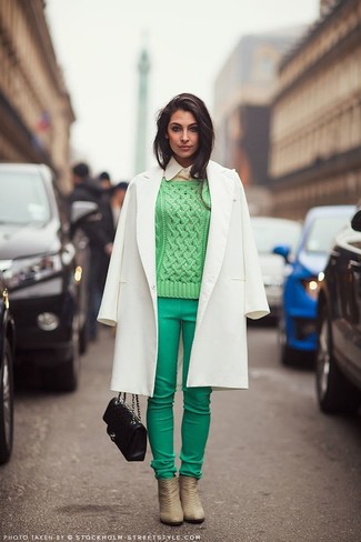 Comment porter des bottines en cuir marron clair: Marie un manteau blanc avec un pantalon slim vert menthe pour se sentir en toute confiance et être à la mode. Termine ce look avec une paire de bottines en cuir marron clair.