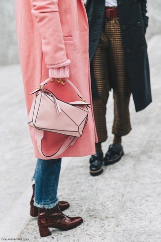 Comment porter des bottines en cuir rouges: Harmonise un manteau rose avec un jean bleu pour créer un style chic et glamour. Termine ce look avec une paire de bottines en cuir rouges.